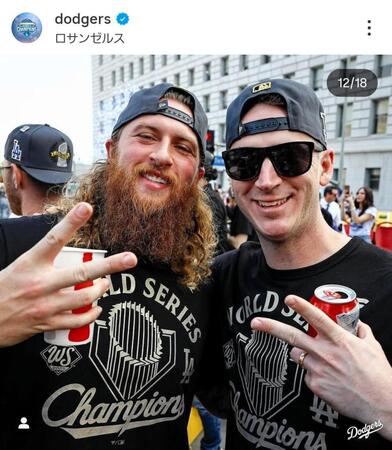 　優勝パレードでのコペック（左）。この後ヒゲが…。ドジャースのインスタグラム＠ｄｏｄｇｅｒｓより