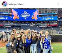 　ドジャーワイブスのインスタグラム（ｌａｄｏｄｇｅｒｗｉｖｅｓ）より 