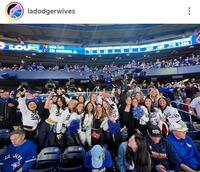 　ドジャーワイブスのインスタグラム（ｌａｄｏｄｇｅｒｗｉｖｅｓ）より 