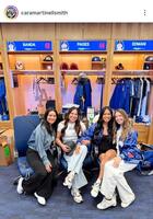 　バンダのロッカーにあのマスクが。スミスの妻・カラさんのインスタグラム（ｃａｒａｍａｒｔｉｎｅｌｌｓｍｉｔｈ）より