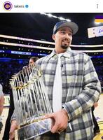 　トロフィーを持つスネル。レーカーズのインスタグラム（ｌａｋｅｒｓ）より