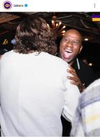 　グラスノーをたたえるマジック・ジョンソン氏。レーカーズのインスタグラム（ｌａｋｅｒｓ）より