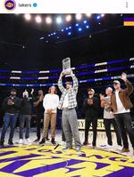 　トロフィーを掲げるスネル。レーカーズのインスタグラム（ｌａｋｅｒｓ）より