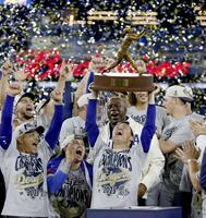 　ワールドシリーズのＭＶＰに選ばれ、トロフィーを掲げる山本＝１日、トロント（提供・共同通信社）