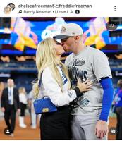 　ＷＳを連覇し、フリーマン夫妻は熱いキス。シャネルのバッグはドジャーブルー。チェルシー夫人のインスタグラム＠ｃｈｅｌｓｅａｆｒｅｅｍａｎ５（１１月３日付） 