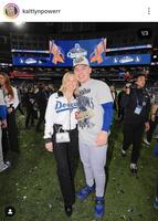 　ラッシングの恋人は銀のシャネルで。ケイトリンさんのインスタグラム＠ｋａｉｔｌｙｎｐｏｗｅｒｒ（１１月３日付）より