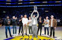 　コートの中央でトロフィーを掲げるスネル（ロサンゼルス・ドジャース提供）