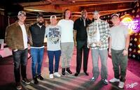 　マジック・ジョンソン共同オーナーと記念撮影するドジャースナイン（ロサンゼルス・ドジャース提供）