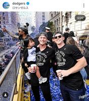 　長男イーライ君を抱っこしてパレードに参加したエドマン。右はスミス。ドジャース公式インスタグラム＠ｄｏｄｇｅｒｓより