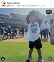 　祝勝イベントでのイーライ君。エドマンの妻クリステンさんのインスタグラム＠ｋｒｉｓｔｅｎｅｄｍａｎ（１１月４日付）より