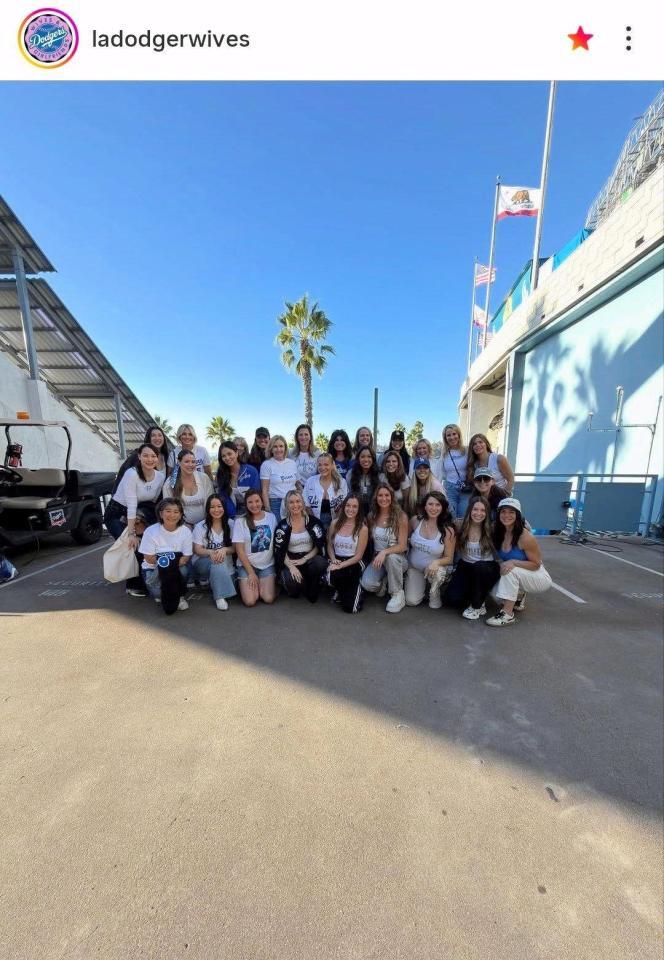 　ＷＳ第４戦に集結した奥様たち。ドジャーワイブスのインスタグラム（ｌａｄｏｄｇｅｒｗｉｖｅｓ）より