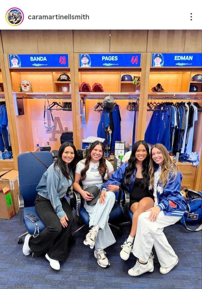 　バンダのロッカーにあのマスクが。スミスの妻・カラさんのインスタグラム（ｃａｒａｍａｒｔｉｎｅｌｌｓｍｉｔｈ）より