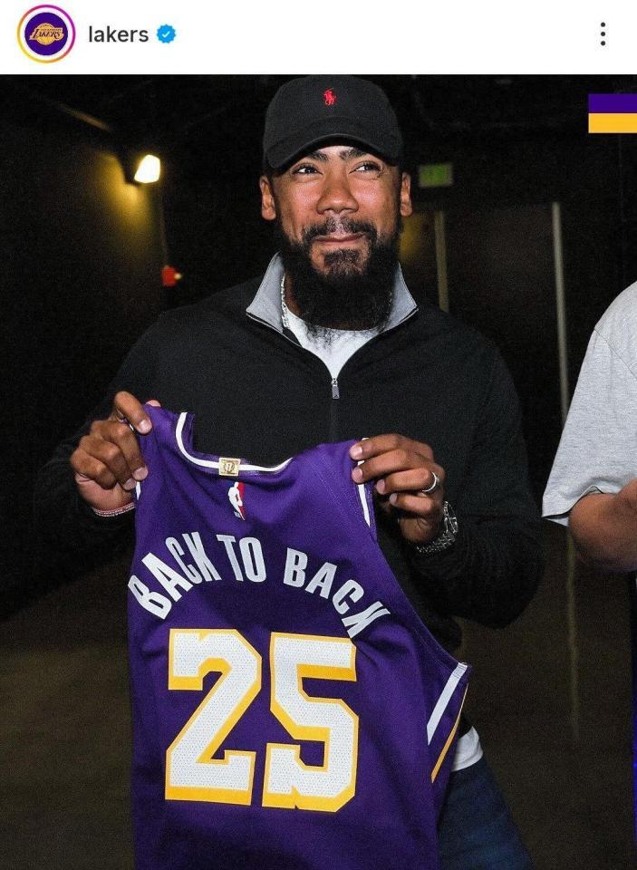 　特注ユニホームを手に笑みを浮かべるＴ・ヘルナンデス。レーカーズのインスタグラム（ｌａｋｅｒｓ）より