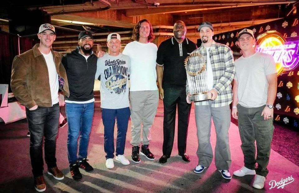 　マジック・ジョンソン共同オーナーと記念撮影するドジャースナイン（ロサンゼルス・ドジャース提供）