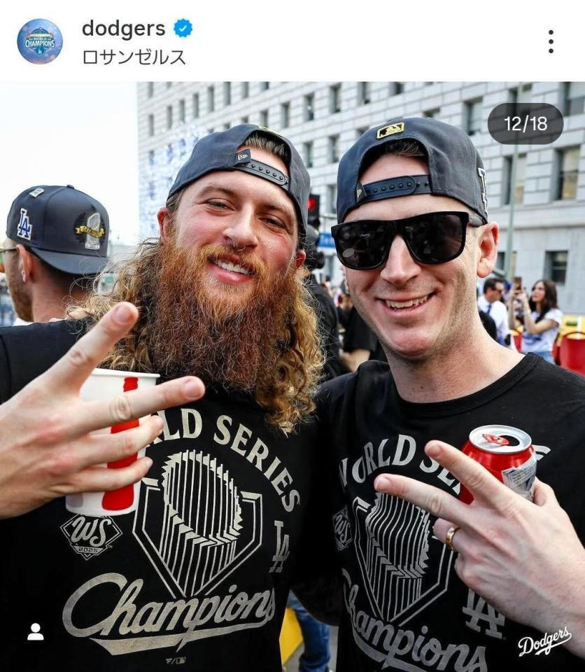 　優勝パレードでのコペック（左）。この後ヒゲが…。ドジャースのインスタグラム＠ｄｏｄｇｅｒｓより