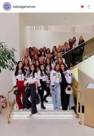 　ＷＳ第７戦の集合写真。前列左から２人目がアマンダさん。ドジャーワイブスのインスタグラム（ｌａｄｏｄｇｅｒｗｉｖｅｓ）より