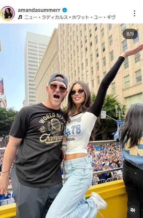 　優勝パレードでカスパリウスと。アマンダさんのインスタグラム＠ａｍａｎｄａｓｕｍｍｅｒｒより