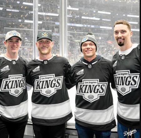 【動画】ＮＨＬを観戦するスネル　クールな左腕がまさか応援太鼓たたいてノリノリすぎるｗ