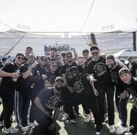 　３日のドジャースタジアム優勝セレモニーで大谷（後列左）、山本（前列右）ら選手が笑顔の集合写真（ロサンゼルス・ドジャース提供）