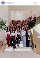 　ＷＳ第７戦の集合写真。前列左から２人目がアマンダさん。ドジャーワイブスのインスタグラム（ｌａｄｏｄｇｅｒｗｉｖｅｓ）より