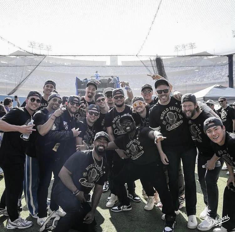 　３日のドジャースタジアム優勝セレモニーで大谷（後列左）、山本（前列右）ら選手が笑顔の集合写真（ロサンゼルス・ドジャース提供）