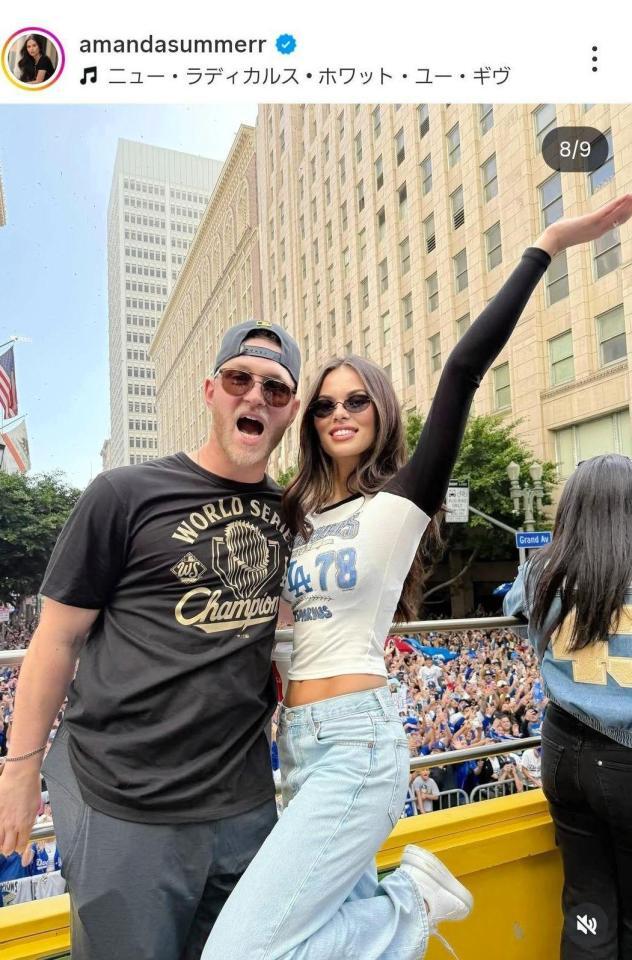 　優勝パレードでカスパリウスと。アマンダさんのインスタグラム＠ａｍａｎｄａｓｕｍｍｅｒｒより