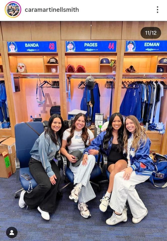 　クラブハウスで。（右から）スミスの妻カラさん、エドマンの妻クリステンさん。カラさんのインスタグラム＠ｃａｒａｍａｒｔｉｎｅｌｌｓｍｉｔｈより