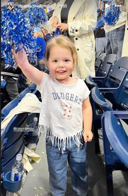 　スミスの妻・カラさんのインスタグラム（ｃａｒａｍａｒｔｉｎｅｌｌｓｍｉｔｈ）より 