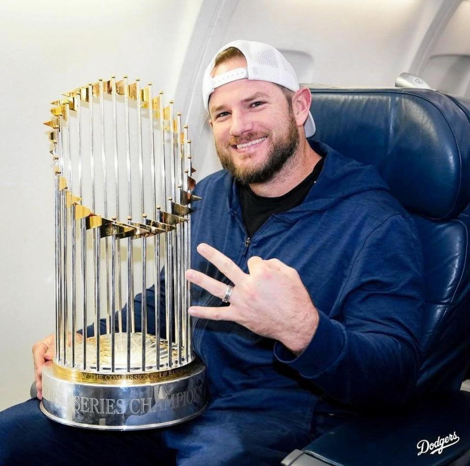 　優勝トロフィーを手に笑みを浮かべるマンシー（ロサンゼルス・ドジャース提供）