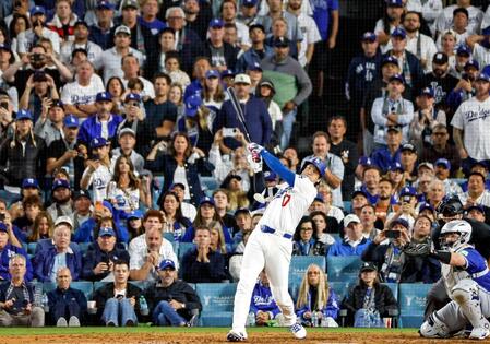 　ワールドシリーズ第３戦で、この試合２本塁打目となる同点ソロを放つドジャース・大谷（共同）