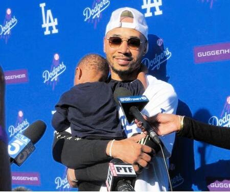 ベッツ家族がディズニー満喫ショット　公式登場にファン反応「素敵な写真！」長女キンリーちゃんも大喜び