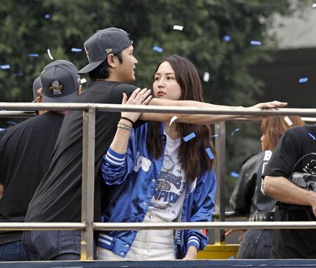 　米大リーグ、ワールドシリーズ２連覇を達成したドジャースの優勝パレードに参加した大谷翔平と妻の真美子さん（共同）