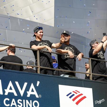 　優勝パレードで沿道の声援に応えるキム・ヘソン＝３日（ロサンゼルス・ドジャース提供）