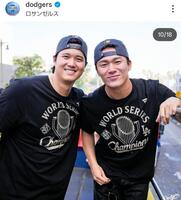 　３日の優勝パレード。大谷翔平と山本由伸。ドジャースの公式インスタグラム＠ｄｏｄｇｅｒｓより