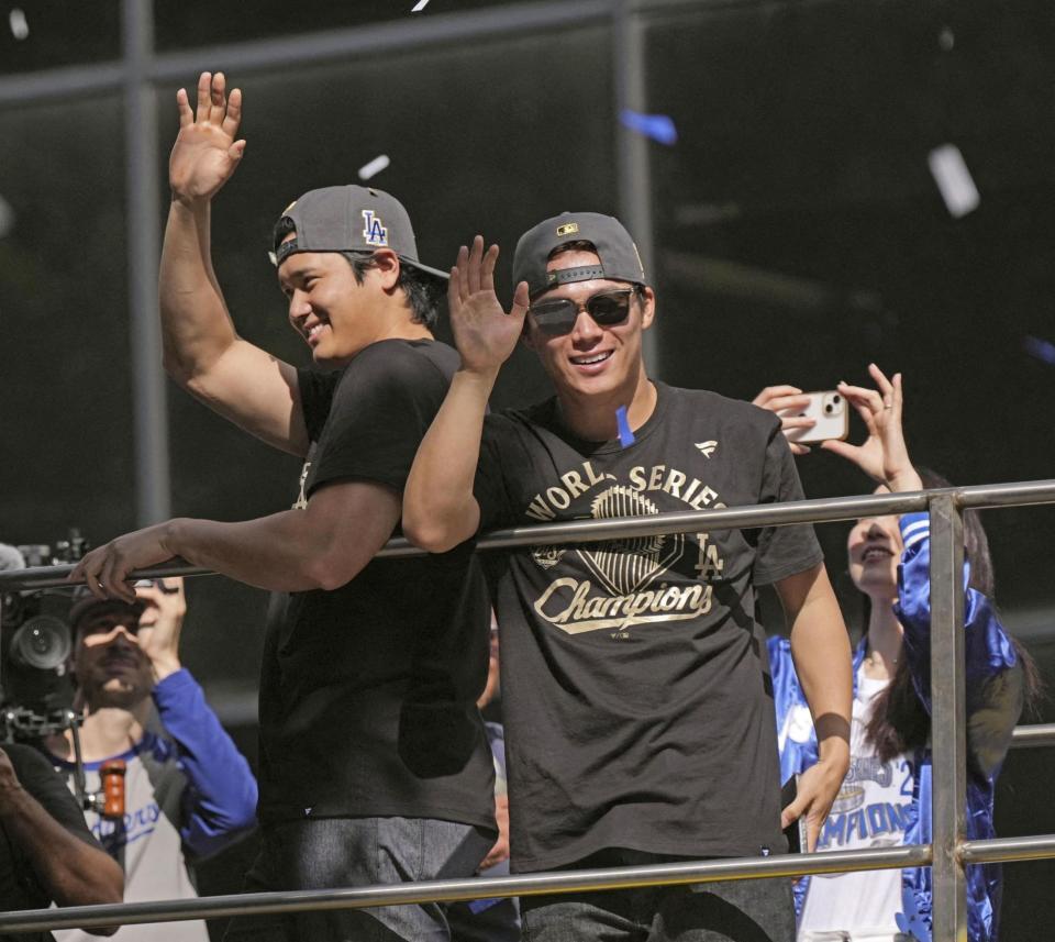　米大リーグ、ワールドシリーズ２連覇を達成したドジャースの優勝パレードに参加した大谷翔平（左）と山本由伸（イマジンイメージズ・ロイター＝共同）