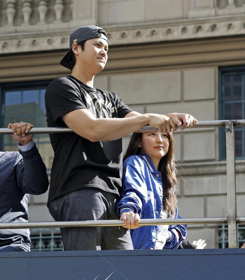 　米大リーグ、ワールドシリーズ２連覇を達成したドジャースの優勝パレードに参加した大谷翔平と妻の真美子さん（共同）