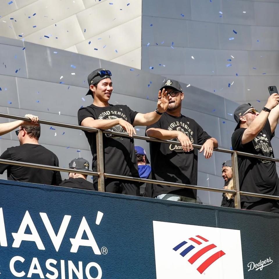 　優勝パレードで沿道の声援に応えるキム・ヘソン＝３日（ロサンゼルス・ドジャース提供）