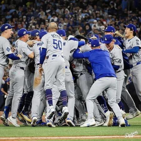 　ワールドシリーズ連覇を果たし歓喜のドジャース＝１日、トロント（ロサンゼルス・ドジャース提供）