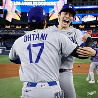 　ワールドシリーズを制し、大谷（１７）と抱き合う佐々木（ロサンゼルス・ドジャース提供）