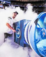 　ＮＦＬ観戦に訪れ、グラウンドで紹介を受けたトミー・エドマン（ロサンゼルス・ドジャース提供）