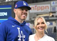 　ドジャース・フリーマン（左）とチェルシー夫人＝３月１８日