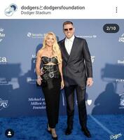 　２４年５月、チャリティイベントでのフリーマン夫妻。ドジャースのインスタグラム＠ｄｏｄｇｅｒｓより