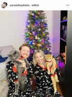 　クライン夫妻。カーソン夫人のインスタグラム＠ｃａｒｓｏｎｋａｙｋｌｅｉｎ（２２年１２月２６日付）より 