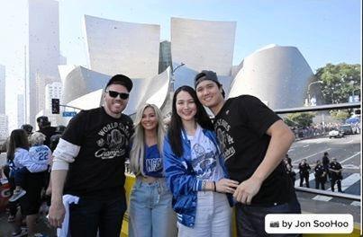 　笑みを浮かべる大谷夫妻とフリーマン夫妻（ジョン・スーフー／ドジャース提供）