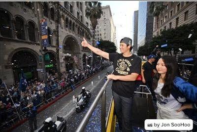 　沿道のファンの歓声に応える大谷（ジョン・スーフー／ドジャース提供）