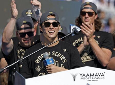 　米大リーグ、ドジャースのワールドシリーズ優勝報告会でスピーチする山本由伸（共同）