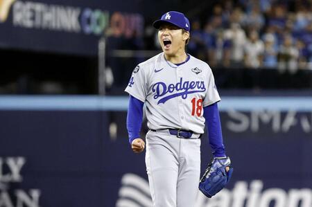 　ＷＳ第７戦、９回、バーショを二ゴロに仕留め、三走が本塁アウトになり、雄たけびを上げるドジャース・山本由伸（提供・共同通信社）＝２０２５年１１月１日
