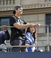 　米大リーグ、ワールドシリーズ２連覇を達成したドジャースの優勝パレードに参加した大谷翔平と妻の真美子さん（共同）