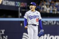 　ＷＳ第７戦、９回、バーショを二ゴロに仕留め、三走が本塁アウトになり、雄たけびを上げるドジャース・山本由伸（提供・共同通信社）＝２０２５年１１月１日