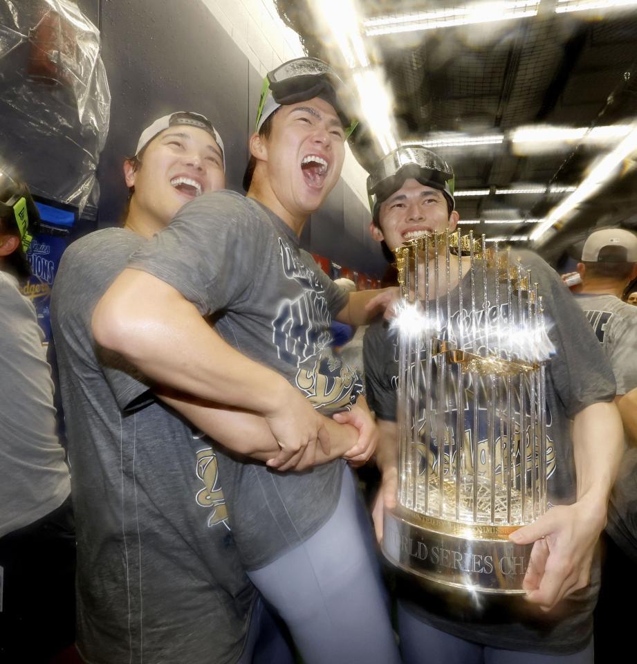 　ワールドシリーズ２連覇を達成し、シャンパンファイトで盛り上がる（左から）大谷翔平、山本由伸、トロフィーを持つ佐々木朗希＝２日（提供・共同通信社）